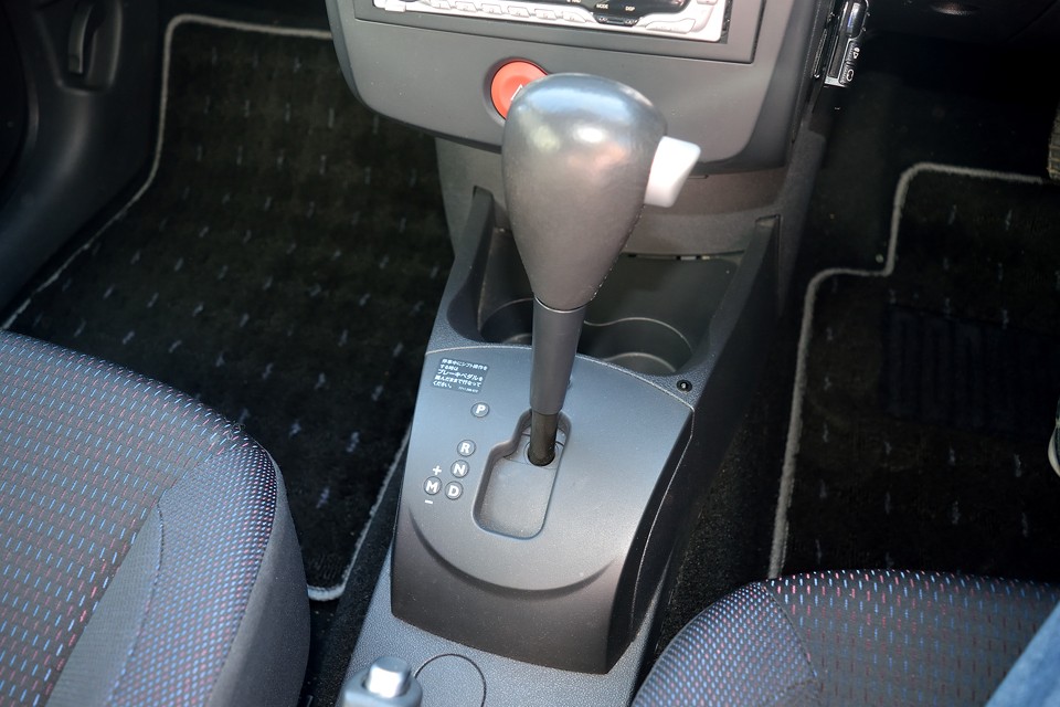 マニュアルモード付のATはここ一番の加速や、逆に下り坂でのエンジンブレーキ操作にとっても便利！もちろん普段はATモードで楽々～！