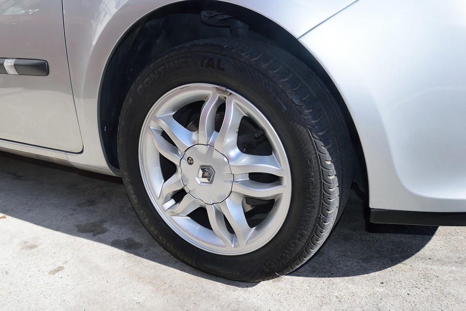 eLeグレードに標準で装備されるアルミホイールも目立つキズはありません！