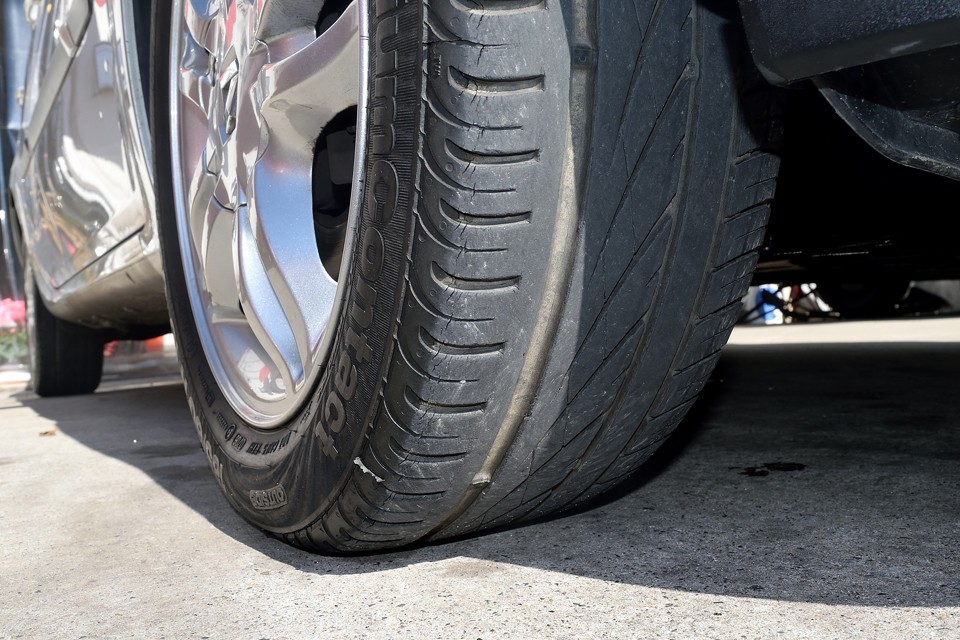 タイヤは少し古い様ですがサイドウエアのヒビや編摩耗はありません。残溝は5～6分山といったところでしょうか。