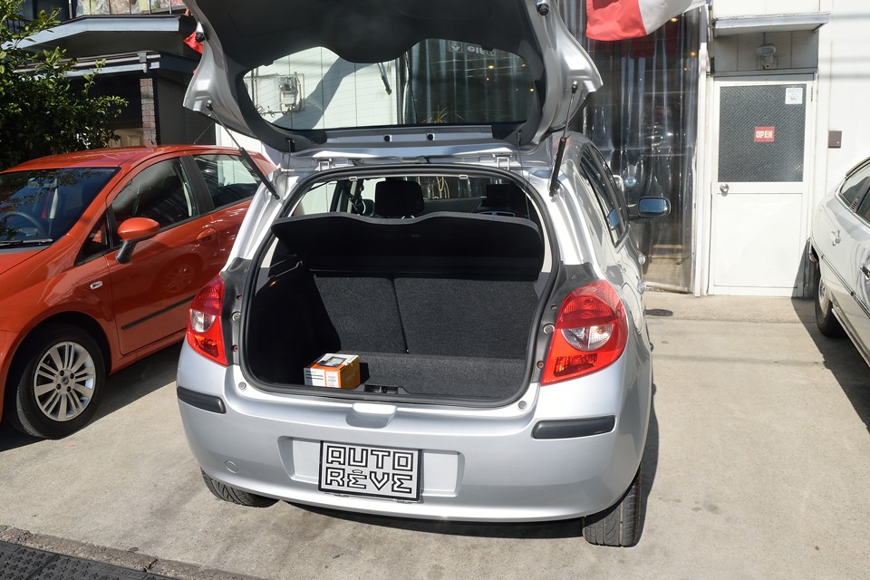 トランクスペースもこれだけあれば日常使用には十分ですね。リアシートは分割可倒式ですので、いざとなれば更に広大なスペースに！