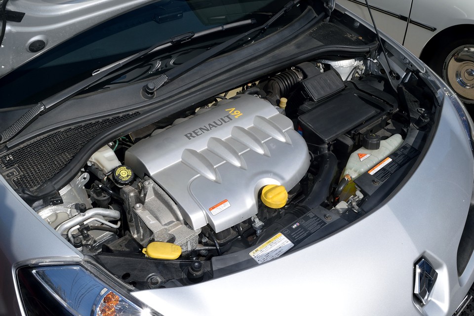 トルクフルで扱いやすい定評のあるルノーエンジン！スペックは112ps/6000rpm、15.4kg・m/4250rpmですが、数値以上の力強さを感じます。