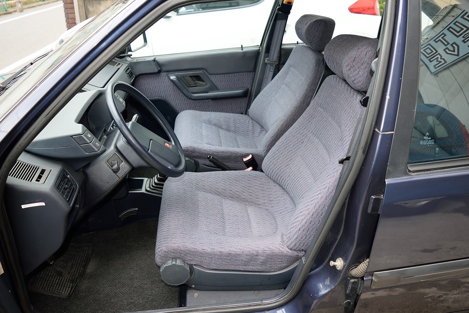 あのシートです。あのBXのシートです。このシートのおかげで何人の方が「クルマのシート」に目覚めてしまったことか・・・罪深いシートなのです。