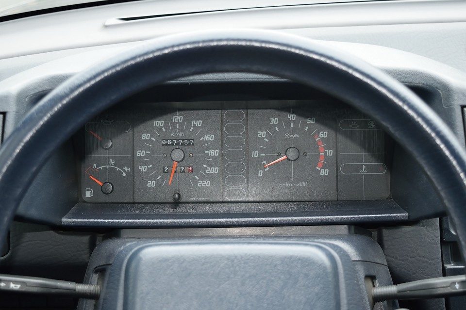 実走行6.8万km！平成27年1月、6.4万km時にRサスベアリング左右交換、エンジンマウント3ヶ所交換、LHMリターンﾎｰｽ2本交換、全スフィアリチャージ、ヒーターホース上側交換、T/Mオイル交換の履歴あり。更に64,500km時にハイドロクリーン投入済なので、納車時にはLHMに交換させていただき、スッキリした状態でのお渡しになります！