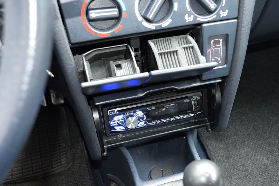 灰皿、コインケース、オーディオカバーもちゃんと開け閉め出来るんです！←もはやアピールポイントなのが切ないですが・・・。