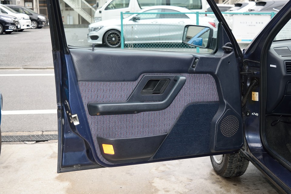 室内は全体的に薄汚れは当然ありますが、目立った汚れ、損傷はありません。ここ何年かで見たBX中、トップクラスの状態かと・・・。