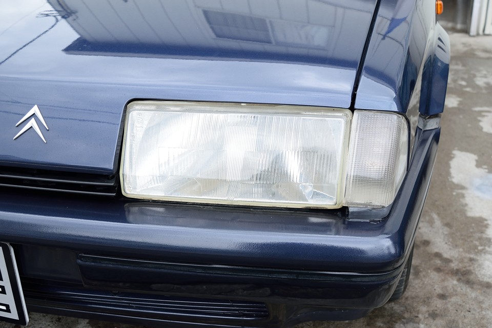 ヘッドライトはガラス製なので、くもりは無いですが、経年での内部の劣化、汚れが若干あります。でも26年経過してる事を考えれば、これは立派！