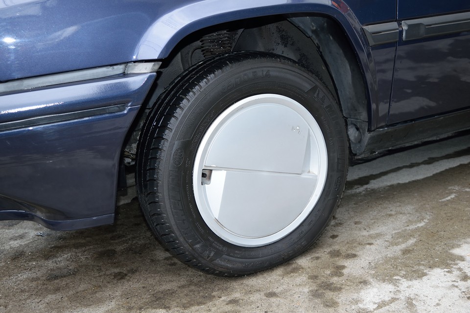 TZSですのでTZシリーズ用の「カマイタチ」ホイールキャップです。小傷はもちろんありますが、タッチアップでほとんど目立たなくなりそうです。