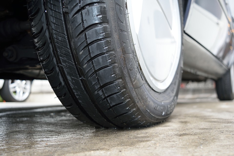 ミシュランタイヤはまだヒゲも残っている状態です。残溝は8分山というところでしょうか。当分交換の必要はありません。