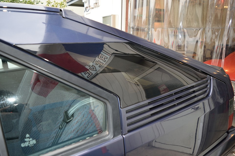 BXの弱点のひとつ、Cピラーの樹脂製ウインドウが細かなクラックで白く変色してしまいますが・・・え～、何これ！新車の試乗に行った時を思い出しました。