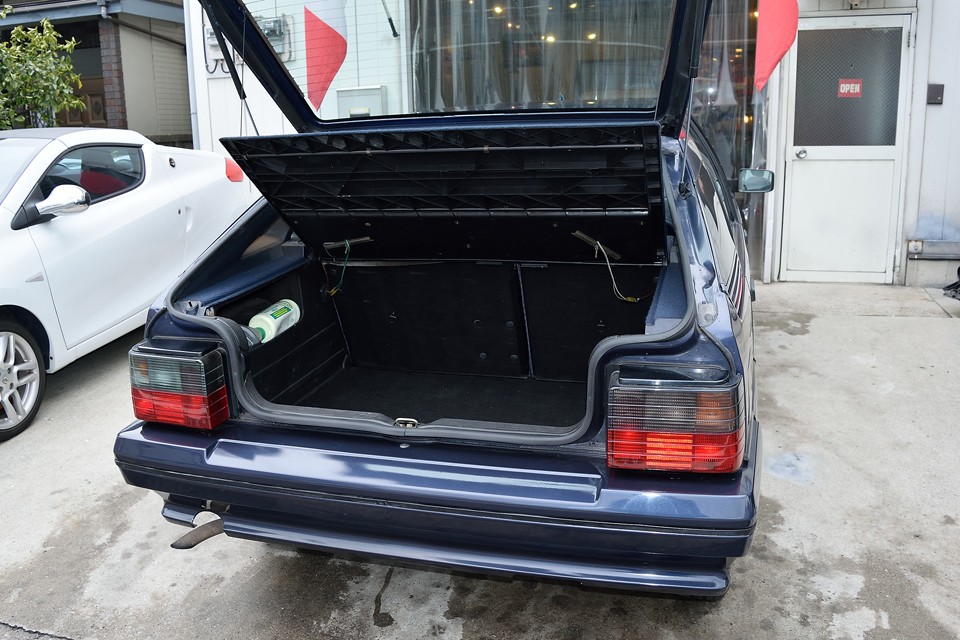 華奢なハッチを開ければ、そこは広大なラゲッジスペース！このボディデザインなのに実用性も十分なのが、評価の高い所以！もちろんダンパーも生きてます！決して手で支えているわけでは御座いませんので念のため・・・（笑）