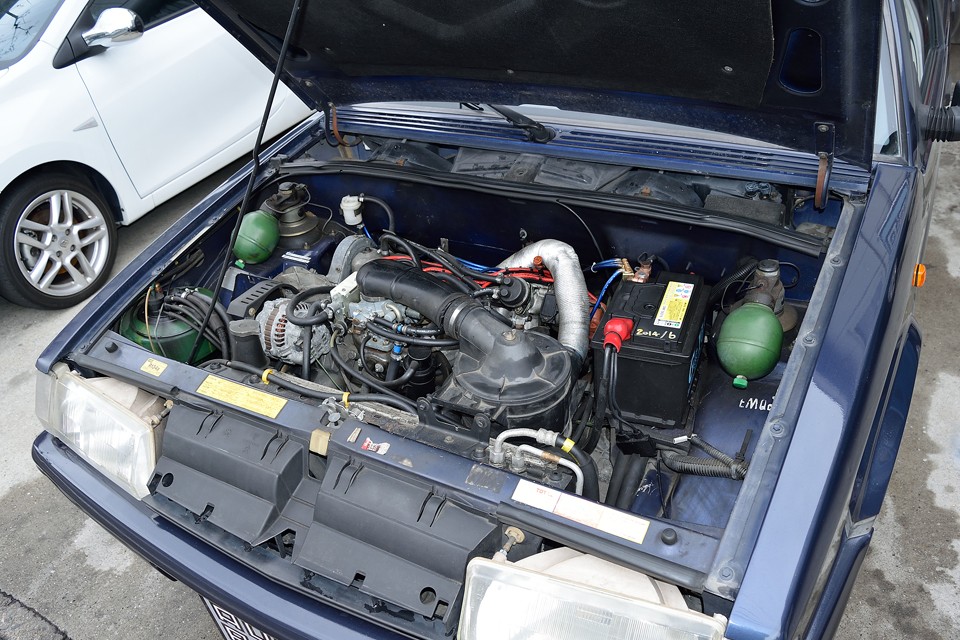 チョコチョコと手の入った印象のエンジンルーム！こういうのが安心なんです。1.9Lのあの乾いたサウンドとトルクフルな感じも良いのですが、1.6Lを回し気味に走るのが断然フレンチ流！持てる性能を使い切れる快感があります。