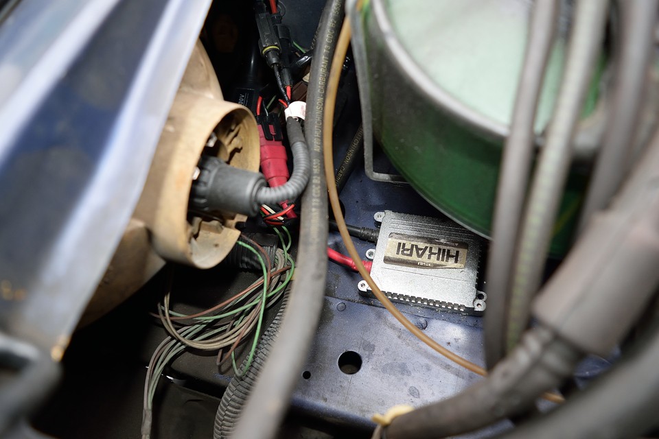 ヘッドライトはHIDを装着！オリジナルは確かに少し暗いですからね。これで夜間走行も安心の視界なのです！