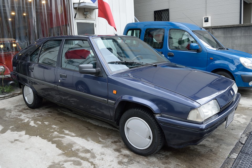 この時代、BXは西武自動車物とユーノス物がありましたが、TZSは西武自動車さんのみの販売で、しかも19TZi（1.9L、インジェクション）のATモデルが主流だったため極端に個体数は少ないのです。