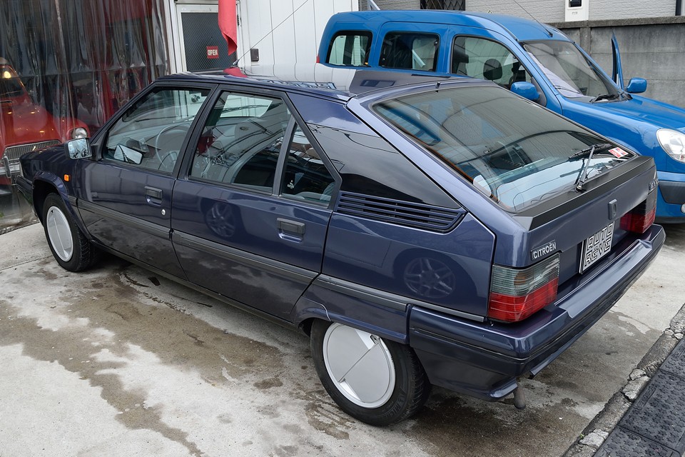 つまりは、敢えてのキャブ車、敢えての1.6L、敢えてのMT車なのです！当時これを選択した方・・・あなたはエライ！