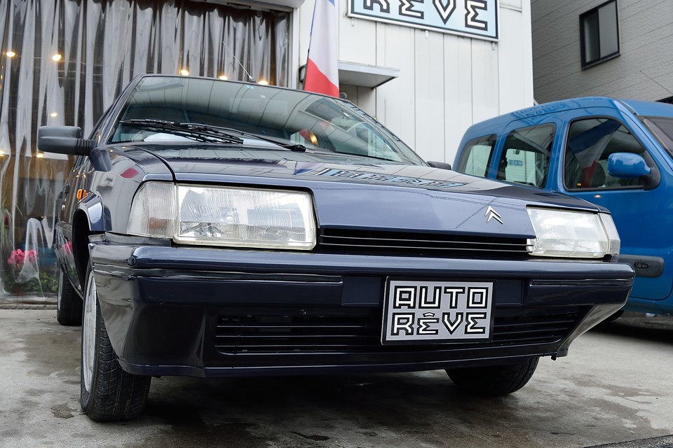 奇才ガンディーニの傑作車であるBX。黄金率とも言えるこのライトの縦横比、そして直線だけで成立しているグリルデザイン・・・。