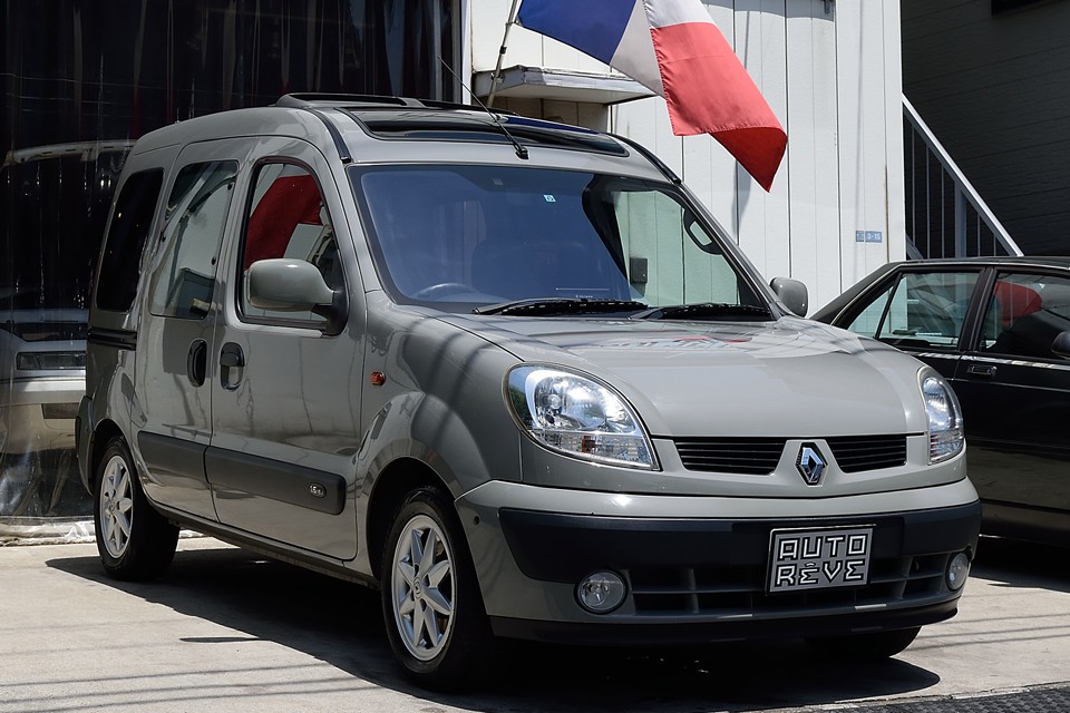 2004（平成16）年式　ルノーカングー1.6 16V ダブルバックドア！ん？このカングーにグレーなんてあったっけ？って気付いたアナタはエライ！そう、グレーにオールペイント済のオンリーワンなカングーなのですぅ～！