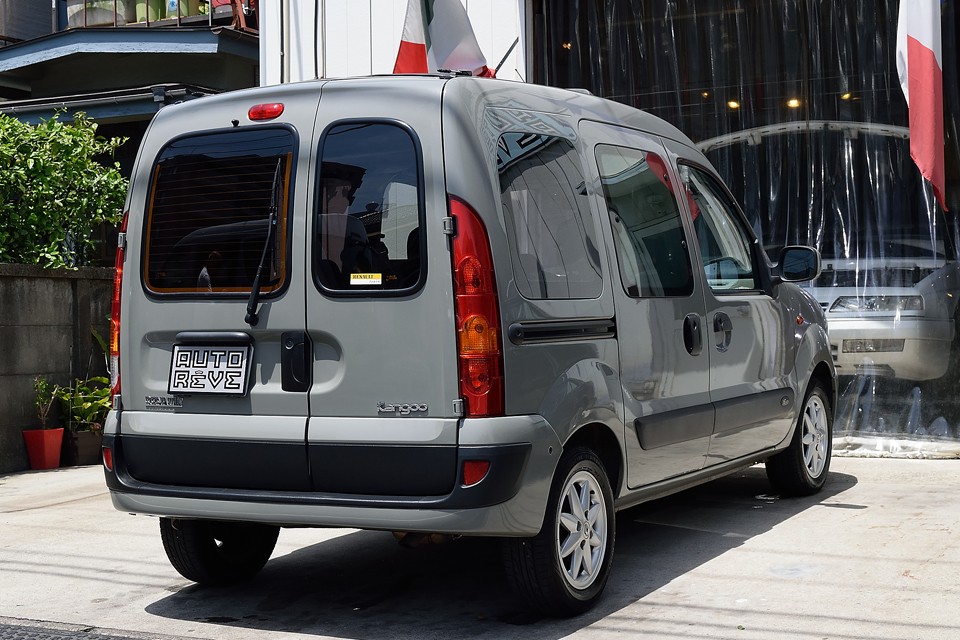 グレーと言っても無限にあるわけで・・・このグレーはデカングーに設定のあるグレーと同色！白黒付けないところが、ユル～イカングーにはピッタリ？！