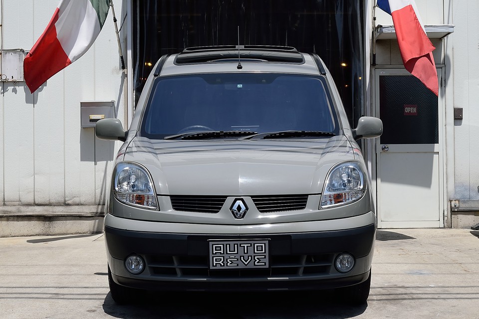 車両自体はディーラー物の右ハンドル、ＡＴですから、カングーの使いやすさや便利さはそのままで、他と違うスペシャルなカングーをお探しの方にはピッタリ！