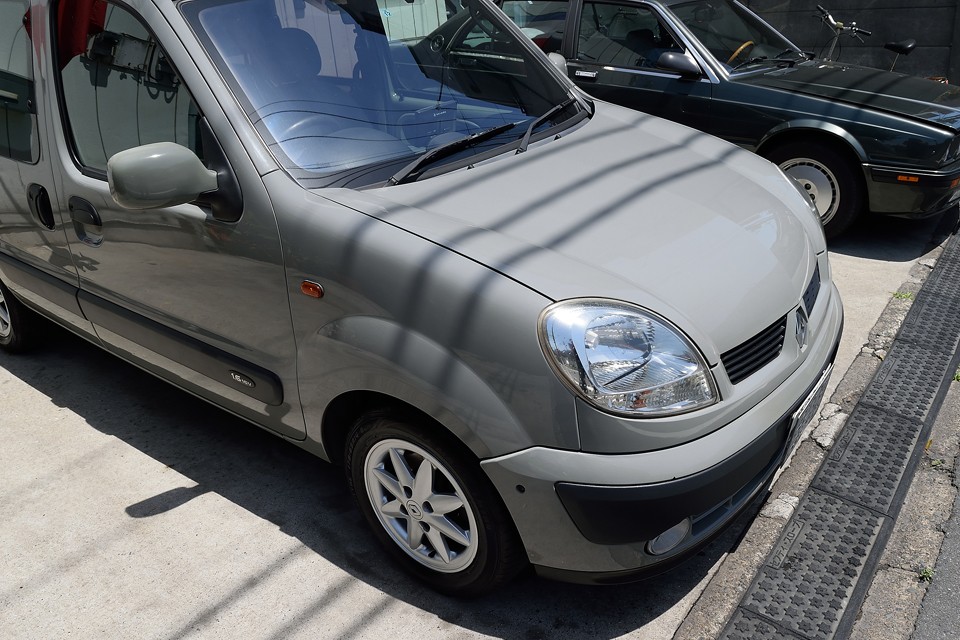 日常車として普通に使われてきたそうですので、塗装状態はそれなりに劣化はありますが、まだ弊社で磨きも何もしていない状態でコレですから、むしろ同年式車に比べれば優秀！