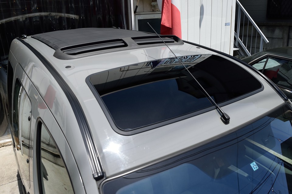 それから、忘れちゃいけません！グレーペイントだけでもチョ～魅力的なのに、更にこのカングーはガラスルーフ＆サンルーフ仕様！とどめ刺す気かぁ～！（笑）