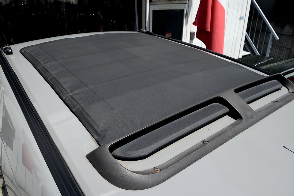 ガラスルーフは開閉しませんが、幌式のサンルーフは折りたたんで開閉可能！リアシートの上部はほぼ空（そら）になります！