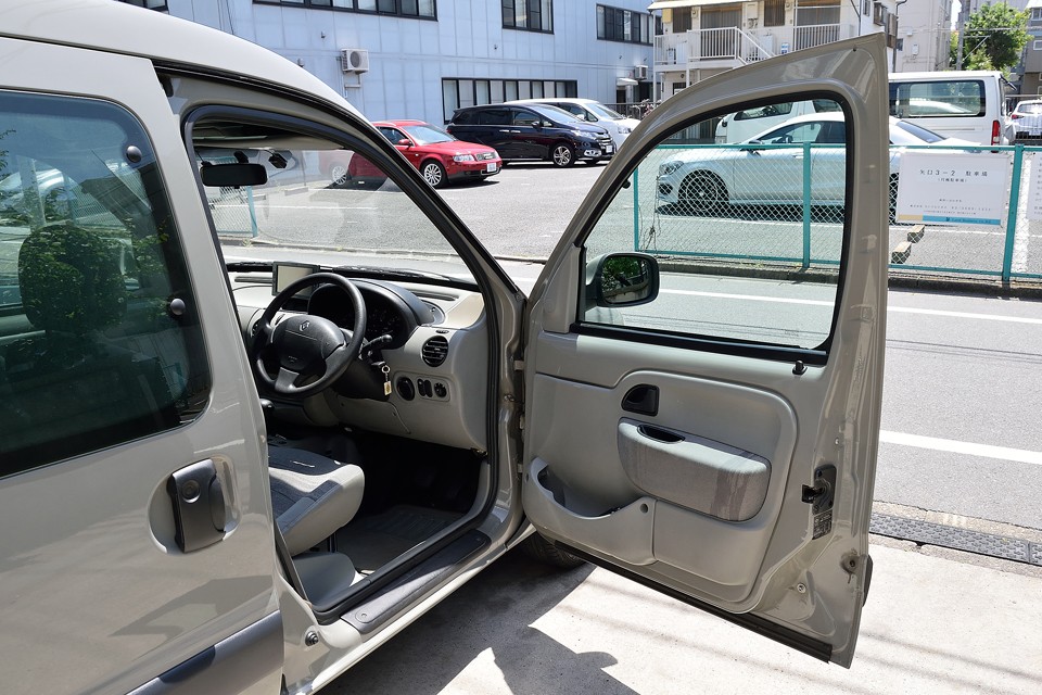 室内の雰囲気も◎！カングーは室内もボディ同色パネルが多いのでキッチリ塗装してないと、こうはなりません！