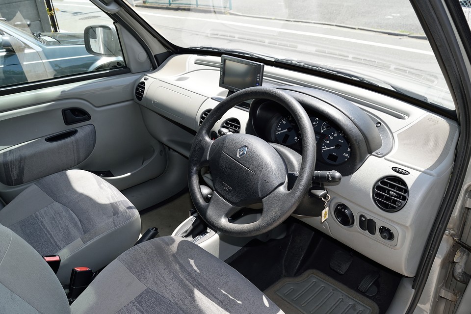 グレー塗装とダッシュパネルやシートの色味との相性もバッチリですね。知らなければ塗り直したとは判らないほど自然！