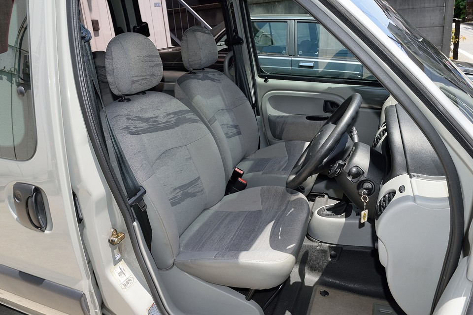 シートはご存じ、タップリフワフワのフランス車シート！もともとカングーは商用車ベースのクルマ。働くクルマにこそ、体にやさしいシートを！ってフランス流の考え方に賛成！