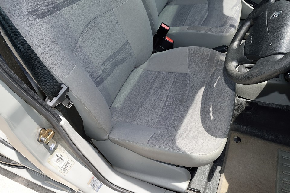 運転席に若干のヘタリは感じられますが、ご覧の通り目立つ汚れや破れはありません！