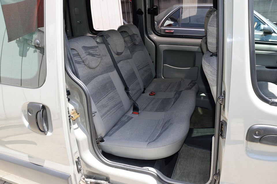 使用頻度の少ないリアシートはもちろん目立つ汚れ、破れも無く清潔な印象です。頭上空間タップリなので解放感も、半端ナイっす！