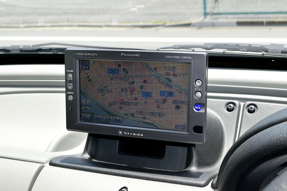 パナソニックのStradaDVDナビを装備！少し古いですが普段使いには十分！リモコン、マニュアルも付属します！