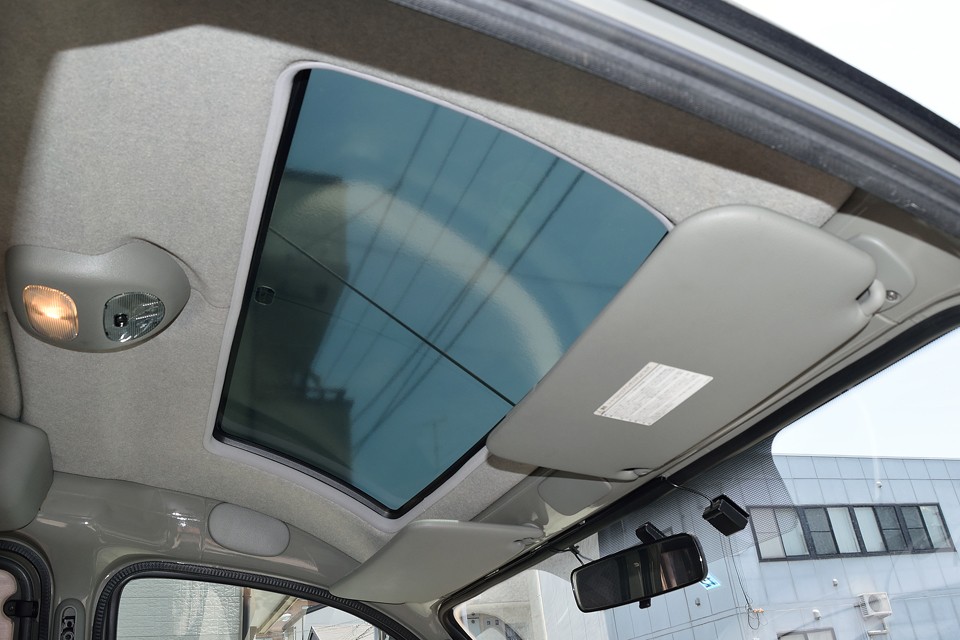 え～、ガラスルーフ装備なので、頭上の物入れはありません。しかも真夏は少し暑いかも・・・なのでサンシェードはいるかも・・・しかしこの解放感はやっぱ気持ち良い～！・・・です。