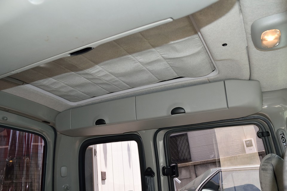 リアシート上部側面の長い物入れは健在！内張りや幌サンルーフの内側もご覧の通り清潔な印象です！タバコやペットの嫌な臭いもありませんのでご安心を！