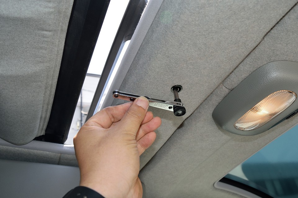 そしてそして、これまたアピールポイント！本来電動開閉式のサンルーフですが、ラチェットでの手動式に変更済み！ん？それアピールポイント？そうです！だって今後壊れる事は無く、いつでも確実に開閉出来るんですからぁ～！（笑）