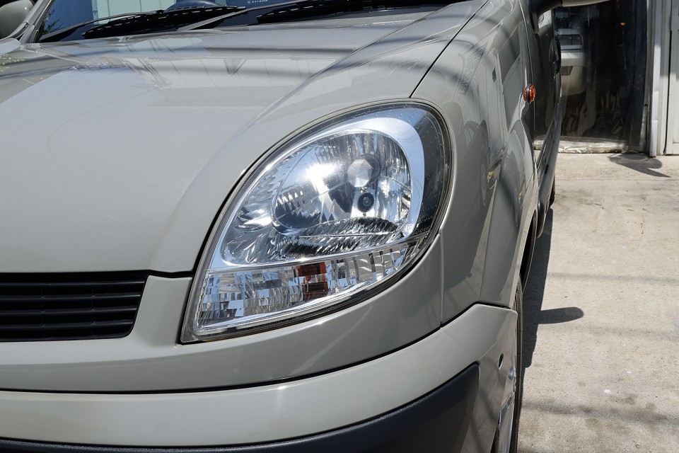 ヘッドライトは上半分が若干くもり気味ですが、納車整備内で磨かせていただきますので、ご安心くださいませ～！