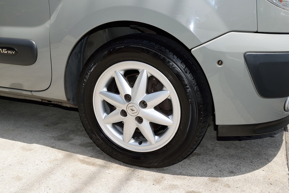 おっと、これもお伝えしなくては！スッキリしたデザインでカングーにはピッタリフィットのアルミホイールを装備！これ同じルノーのルーテシア用のものです。なのでセンターキャップにちゃんとルノーマークもあります！