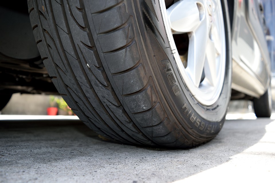 タイヤはダンロップ・ルマン4を装着！吸音スポンジ搭載でロードノイズの少ないコンフォートタイヤ！残溝も7分山というところでしょうか。当分交換の必要はないですね。