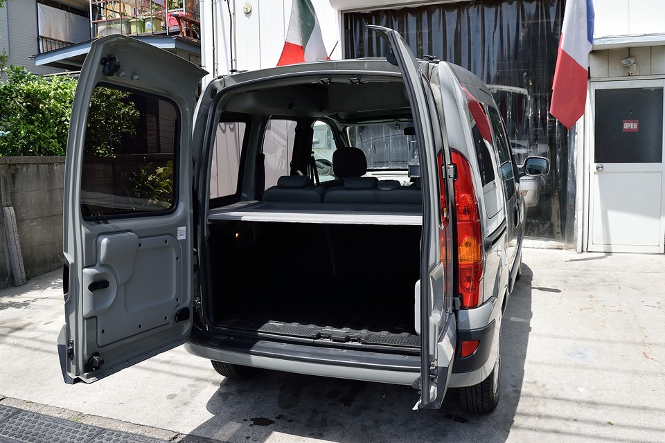 両側開くとこんな感じ。ラゲッジトレーで外から荷物は見えないのでセキュリティも安心！