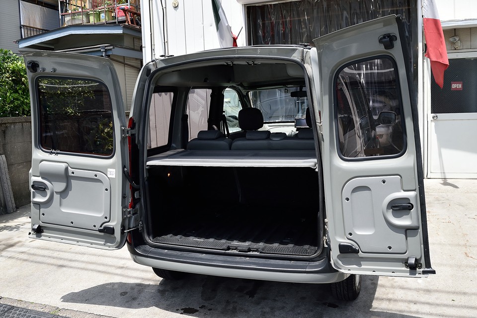 ロックを外せばここまでドアは開きます。ほとんど「いないいないばぁ～！」状態。