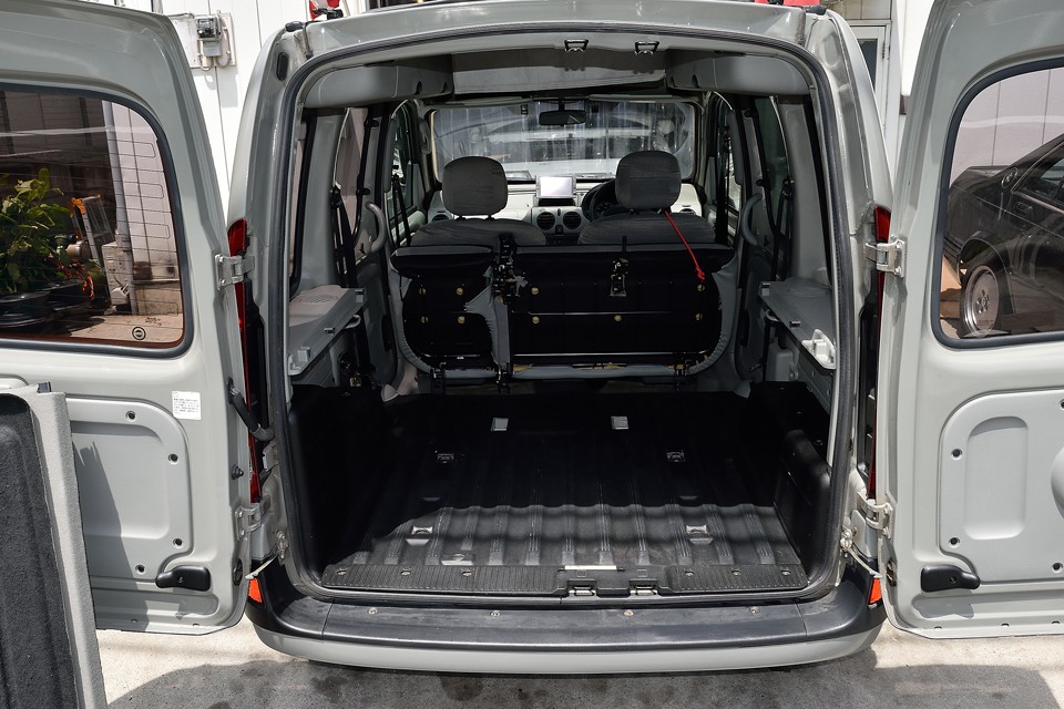 リアシートはダブルフォールディングで格納できるので、荷室はまっ平らになります！20インチぐらいの自転車なら、そのまま2台は積めちゃいますね。