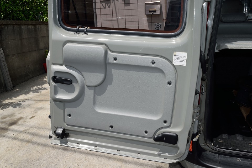 荷室はそれほど使われていない様です。キズらしいキズもありません！