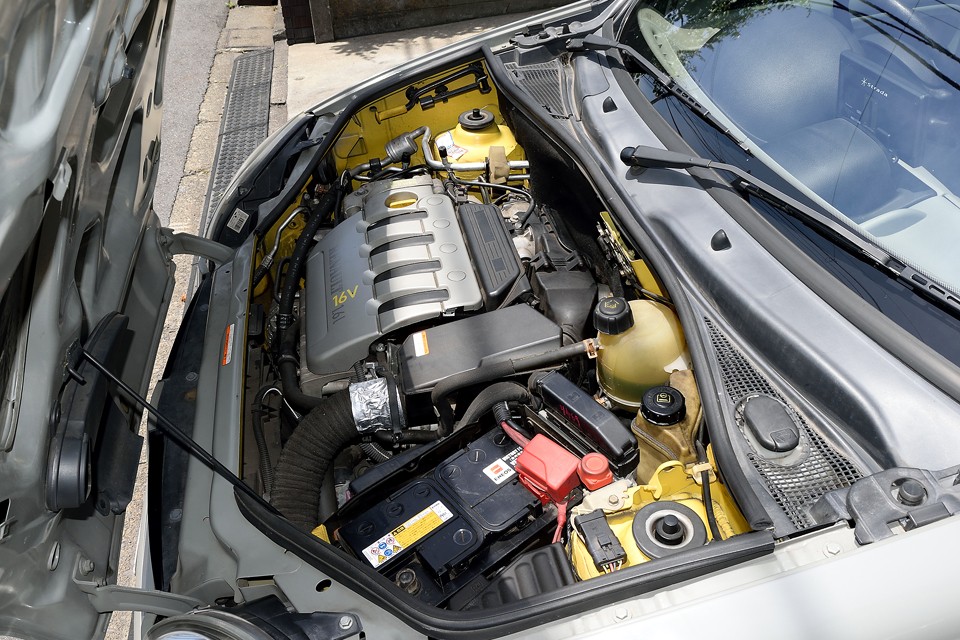 元色が唯一残っているのが、このエンジンルーム。さすがにエンジンを降ろして塗るのに掛かる莫大な費用を考えると、これは当然の判断！