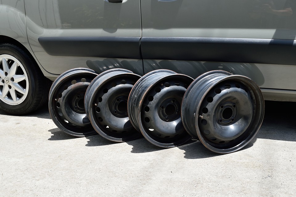 お～っと、これはうれしいおまけ！意外と手に入りにくい純正の鉄ッチンホイールも付属します！スタッドレス用とかにお使いくださいませ～。