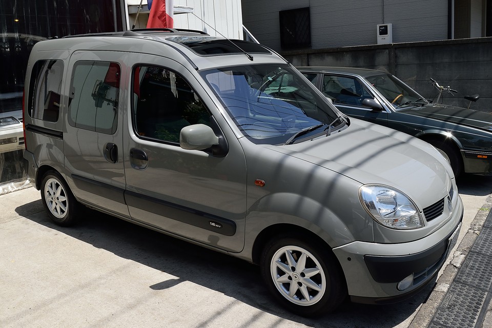 新型カングー（デカングー）はもちろん良いクルマですが、その大きさに躊躇しちゃう方がいるのも事実・・・。