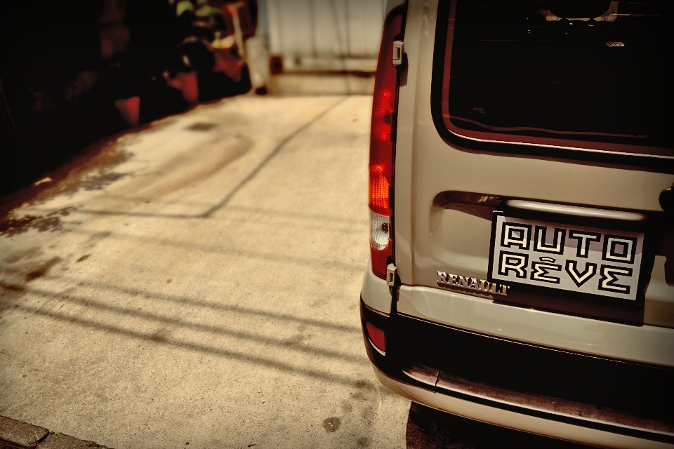 それは、それ自身で存在するより、他の何かがあるからこそ、際立つものだからではないかと・・・。