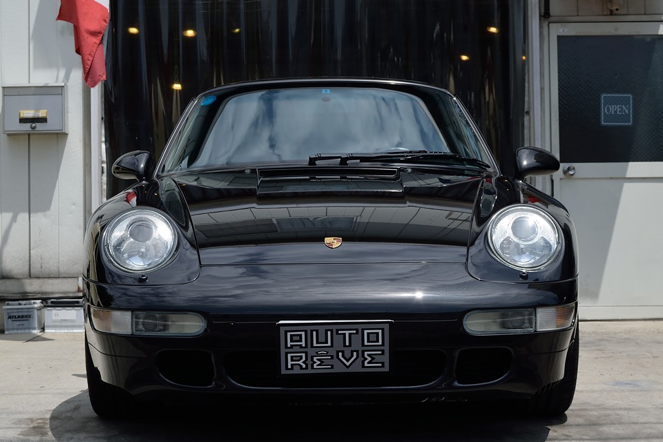 先代の964に比べ、スラントしたヘッドライト、低く滑らかになったフェンダーのおかげで、美しい曲線を描くフロント周り！ポルシェはコレ！という方が多いのも納得！純正オプション品のボッシュHIDランプシステム「リトロニック」も装備！