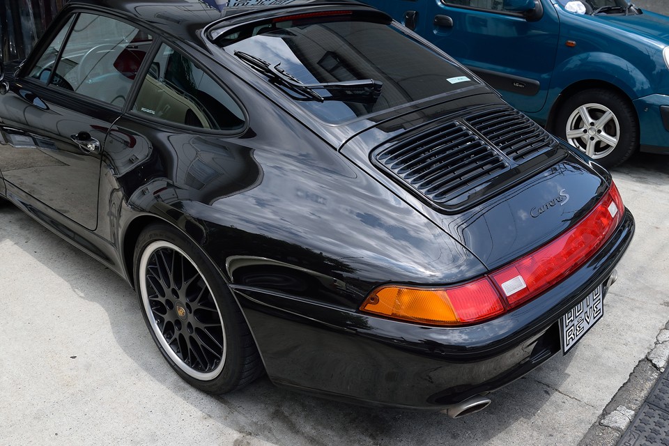 何度見ても惚れ惚れするリアフォルム！私の周りでも、「歴代ポルシェの中で993が一番カッコイイ！」「特にこのリアファルムが最高！」と言う方、多いのです。もちろん同感！