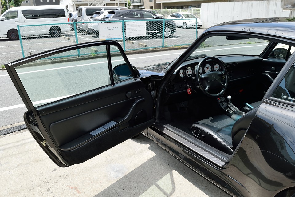 黒で統一されたスパルタンなインテリア！華美な装飾はポルシェには似合いませんからね。