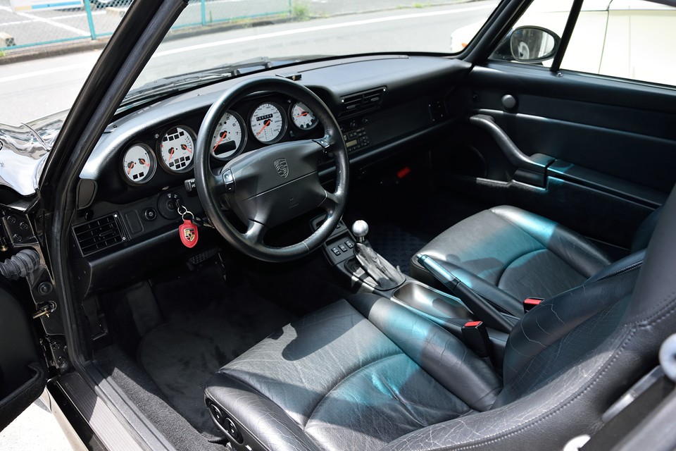 伝統の5連メーターが並ぶシンプルで無駄のないインパネ周り。このシンプルさの理由は走ると良く判ります。メーターだけが特に見やすく、それ以外に目がいくことがないので、集中できるのです。