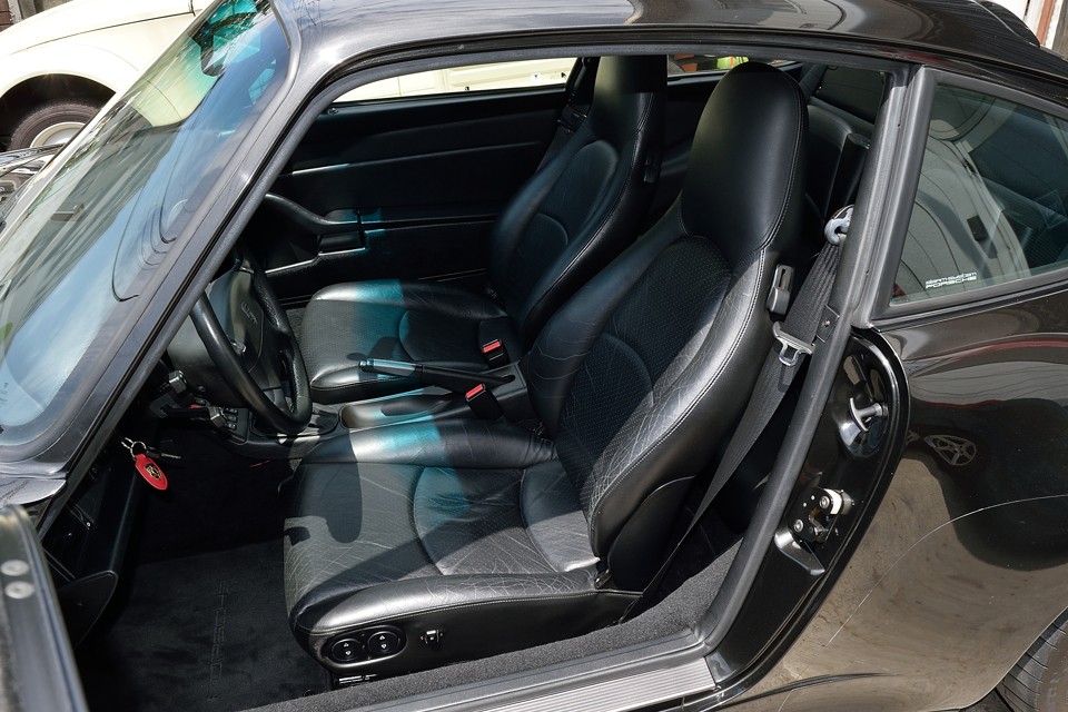 ドライバーズシートに座ると、その着座位置の低さに驚かされます。ボディ形状から重心は高めの印象を受けますが、実際はそんなことはなく、かなりの低重心！